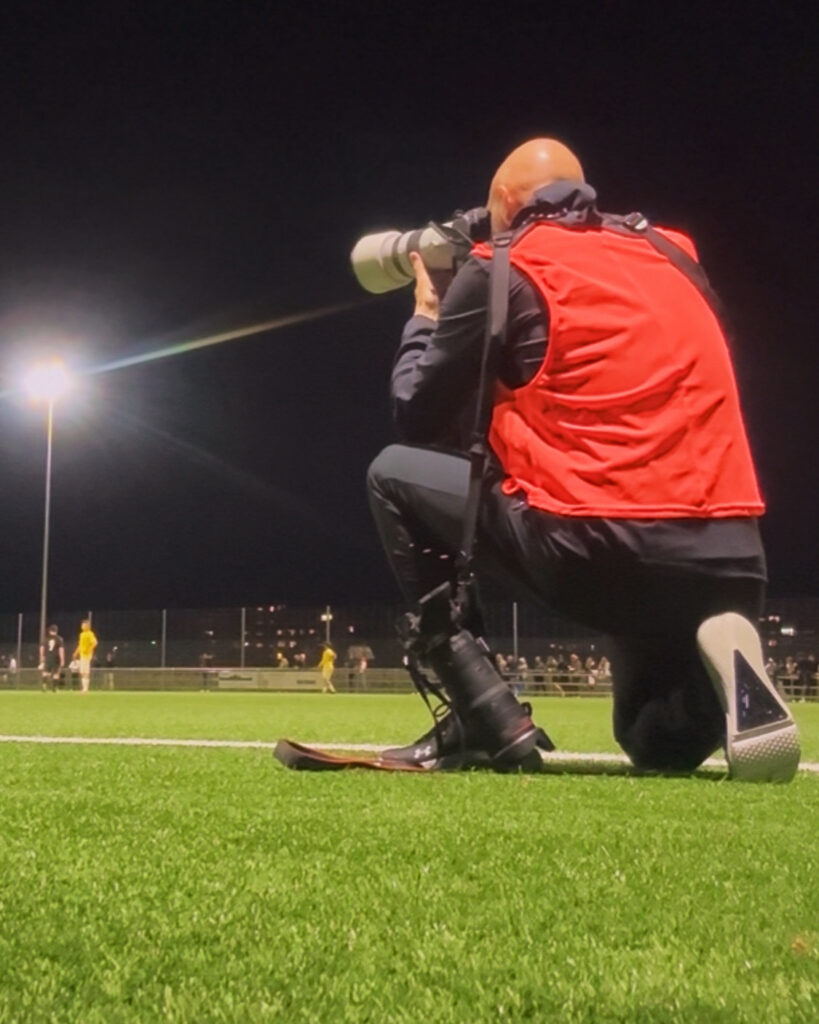 Sevi, der Fotograf von Stadionlinse nimmt gerade ein Foto vom Spielfeldrand auf