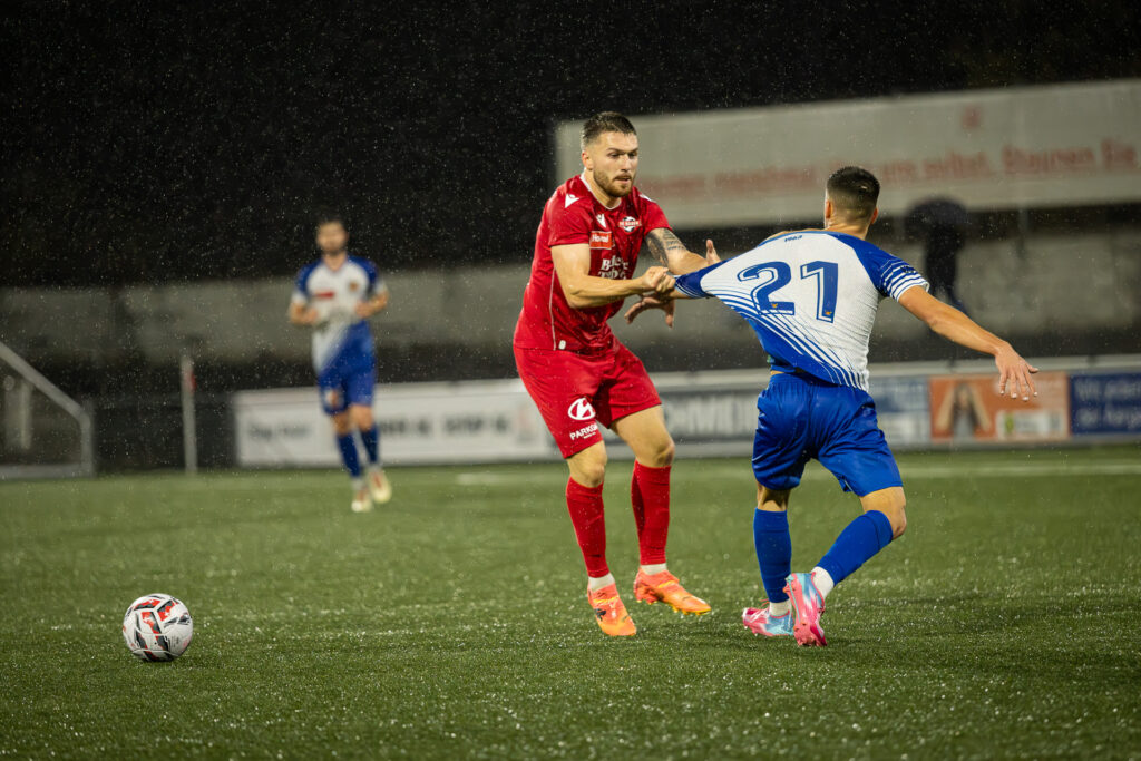 Zweitkampf mit Trikotziehen