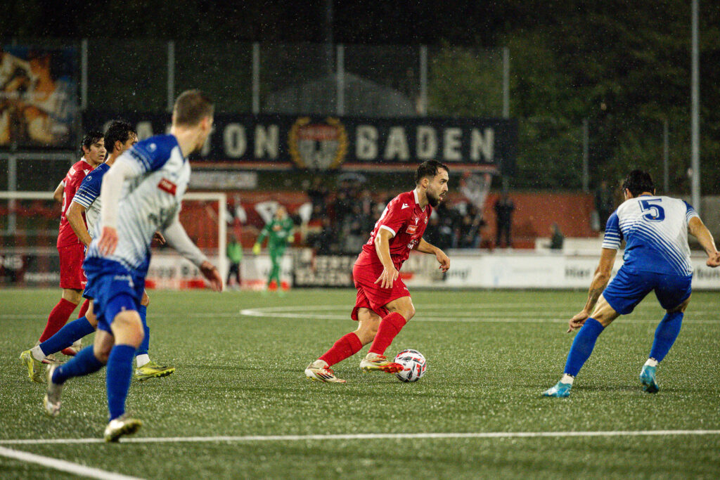 Aufnahme von einem Fussballer mit Ball am Fuss