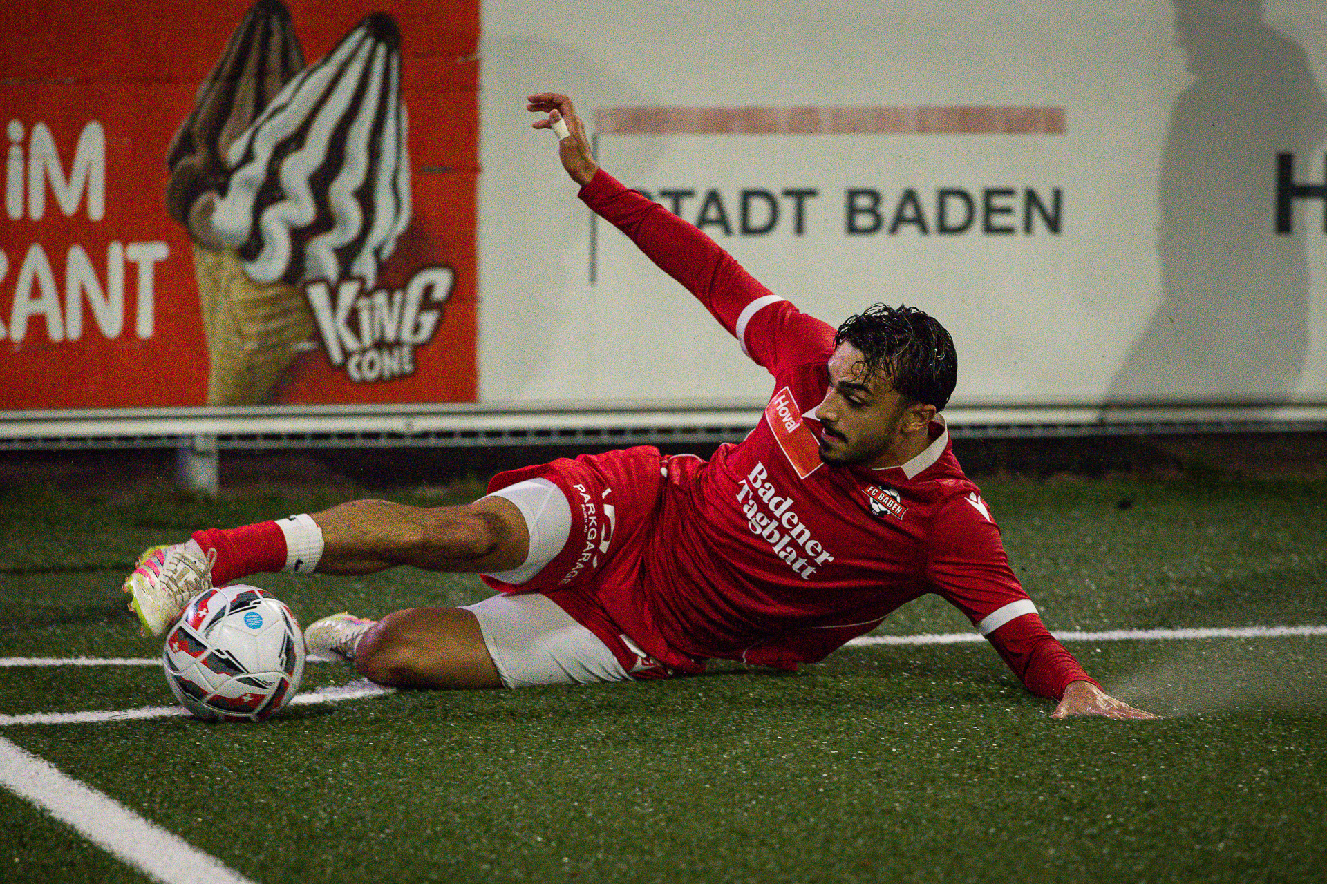 Porträt einen grätschenden Spielers