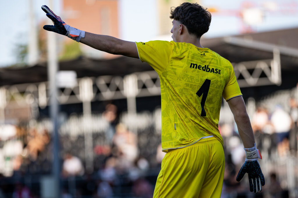Fussball Torwart in einem gelben Trikot