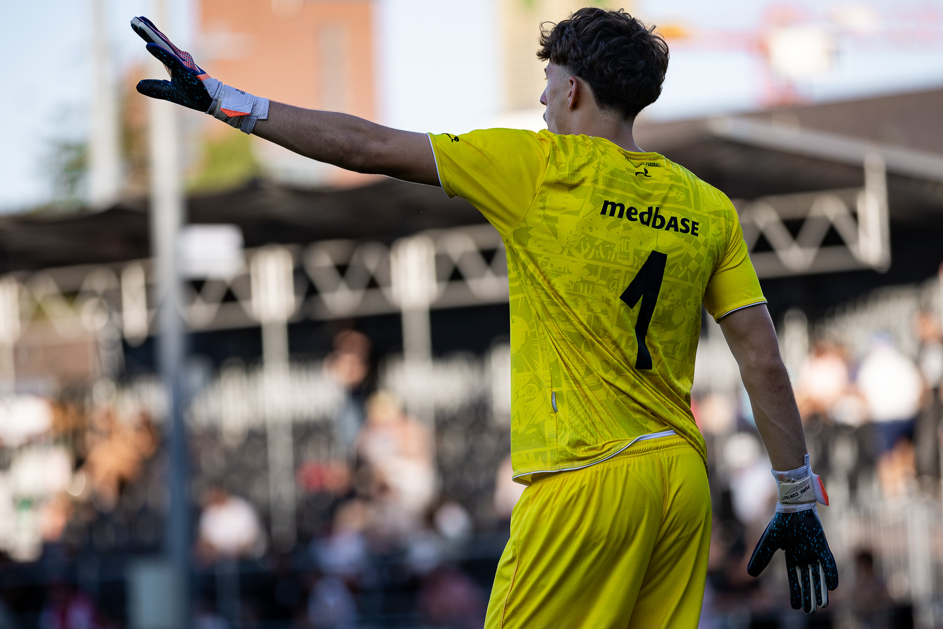 Fussball Torwart in einem gelben Trikot